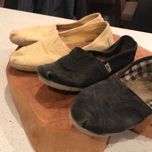2 pair of toms size 7.5